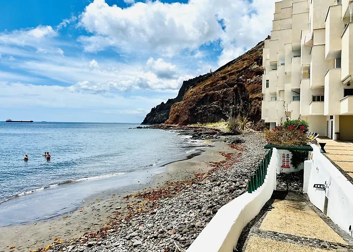 Pambnb - Modern Beachfront Apartment Hideaway
